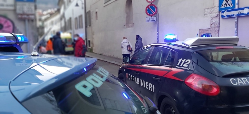 Accoltellamento a Trento, un uomo finisce a terra sanguinante